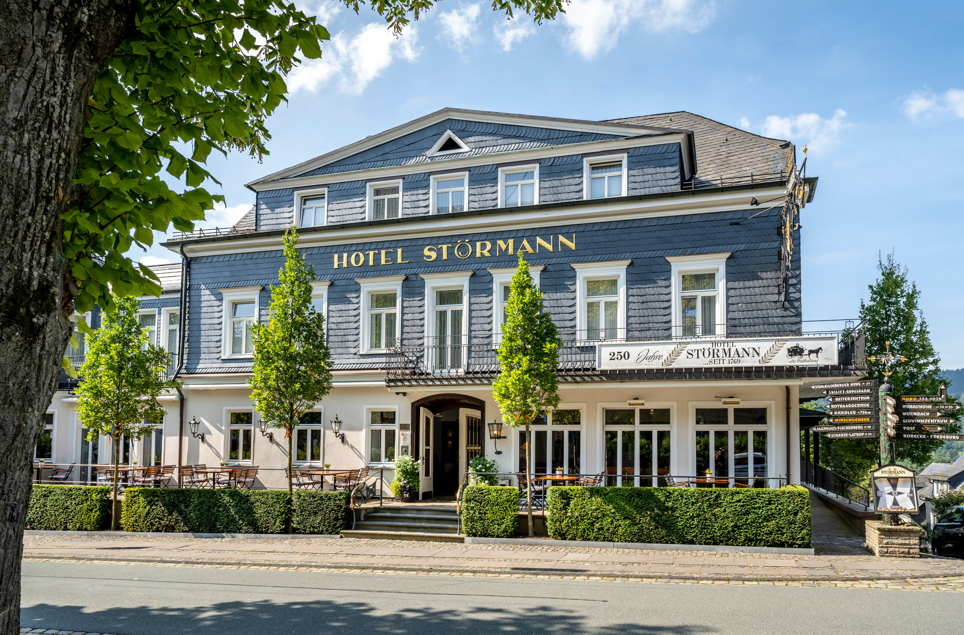 Frontansicht auf das Gebäude vom Hotel Störmann an einem sonnigen Tag