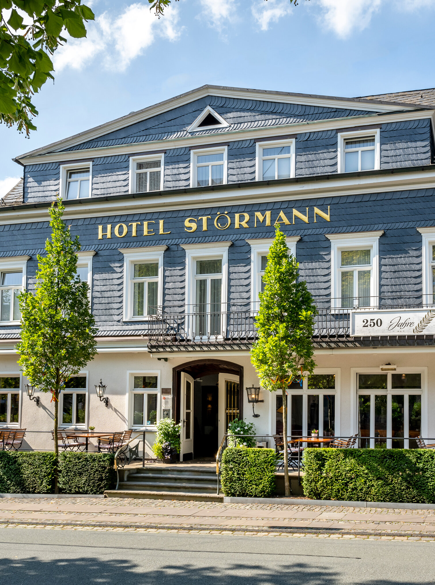 Frontansicht auf das Gebäude vom Hotel Störmann an einem sonnigen Tag