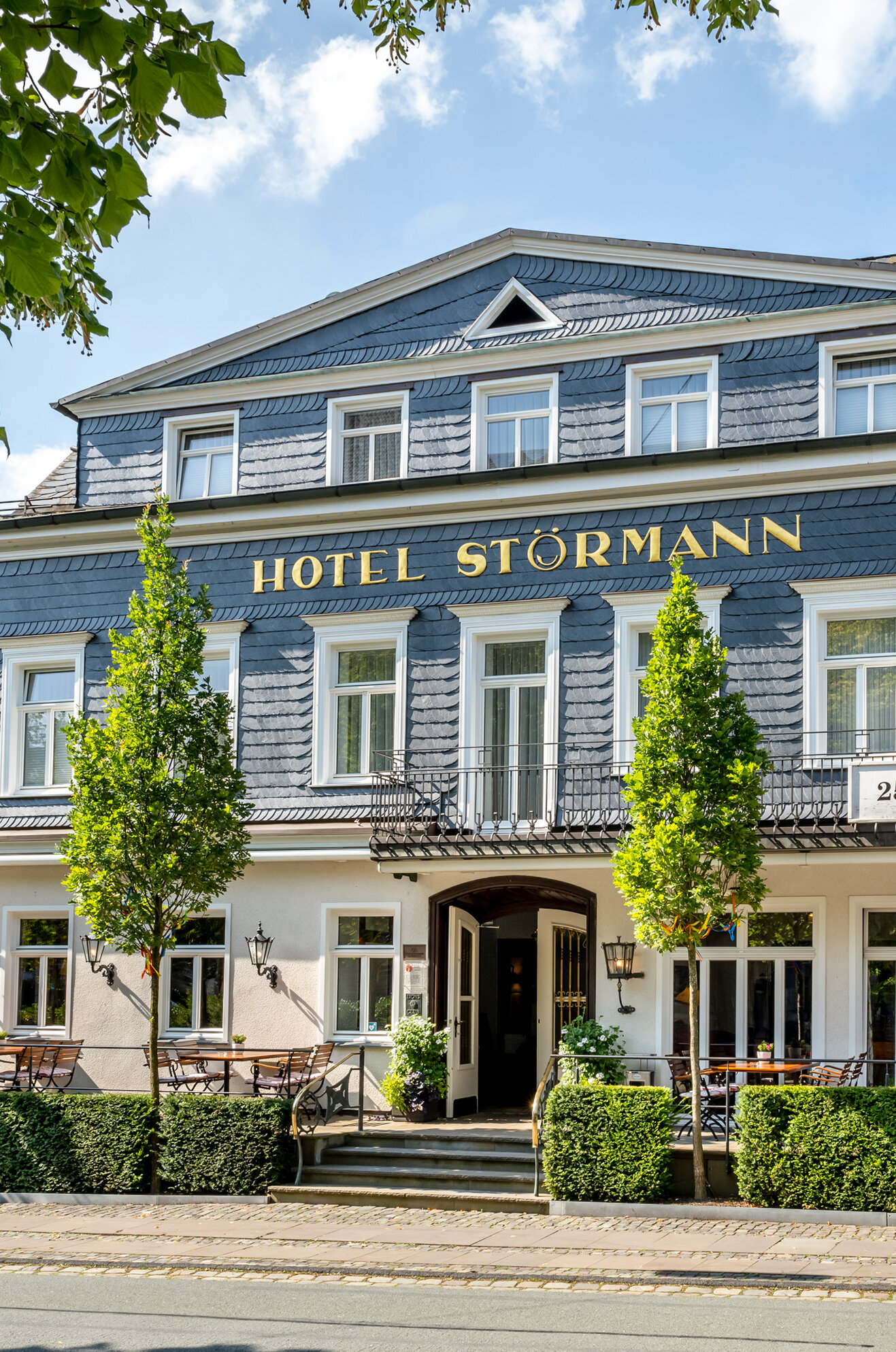 Frontansicht auf das Gebäude vom Hotel Störmann an einem sonnigen Tag