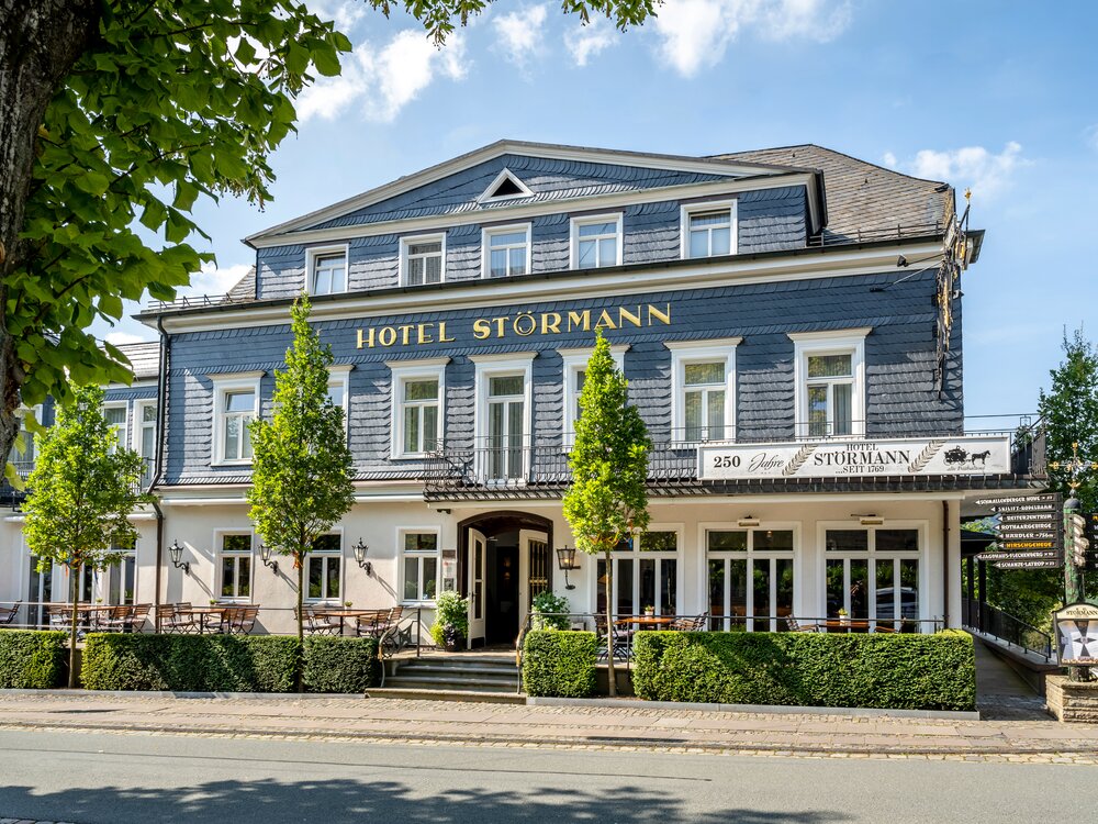 Frontansicht auf das Gebäude vom Hotel Störmann an einem sonnigen Tag