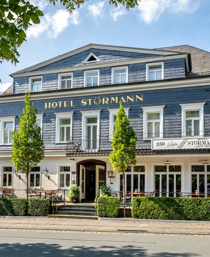 Frontansicht auf das Gebäude vom Hotel Störmann an einem sonnigen Tag