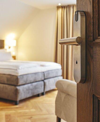 Blick durch die leicht geöffnete Zimmertür in das Doppelzimmer Superior im Hotel Störmann