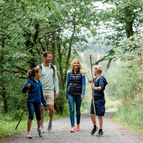 Eine Familie gemeinsam bei einem Waldspaziergang im Sauerland
