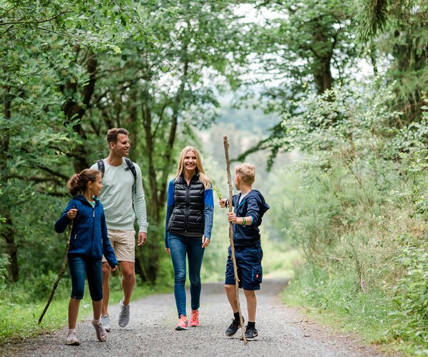 Eine Familie gemeinsam bei einem Waldspaziergang im Sauerland