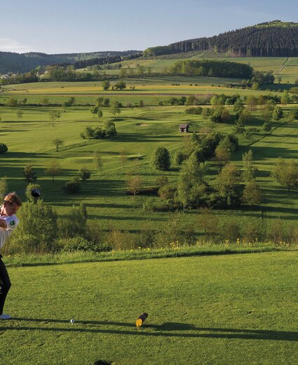 Ein Mann auf einem Golfplatz kurz vor einem Abschlag