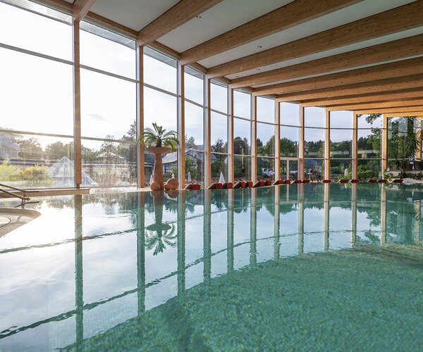 Der Innenpool des Wellnesshotels Deimann in NRW