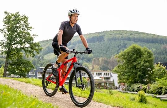 Ein Fahrradfahrer vor einem beeindruckendem Bergpanorama