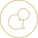Ein goldenes Icon zweier Sprechblasen als Zeichen für Mitarbeiterkommunikation 