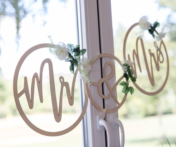Mrs. & Mr. Schriftzug als Dekoration für eine Hochzeit im Sauerland