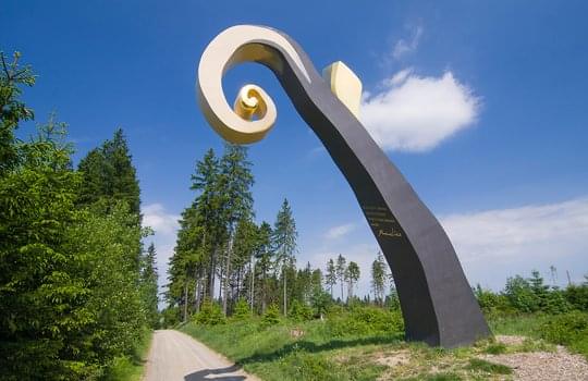 Eine schwarz-gelbe, abstrakte Skulptur mitten im Sauerland