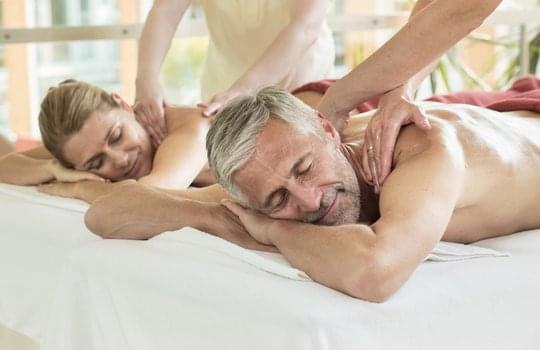 Zwei Hotelgäste bei einer Massage im SPA-Bereich vom Hotel Deimann
