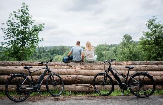 Zwei Gäste des Hotel Deimann bei einer Fahrradtour im Sauerland