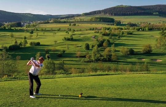 Ein Mann auf einem Golfplatz kurz vor einem Abschlag