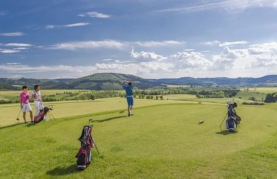 Golfer auf dem Golfplatz in Schmallenberg mit Ausblick über das Sauerland